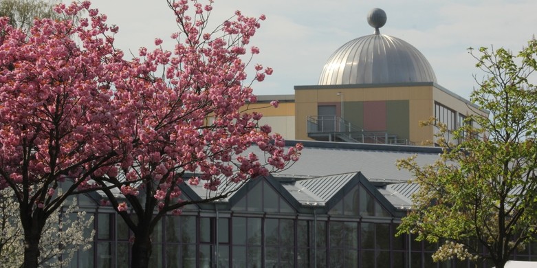 Blick auf Sternwarte und Schmutterhalle